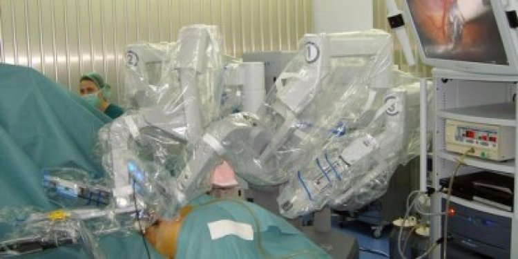 O femeie din Constanţa, cu tumoare gigant, operată la Cluj